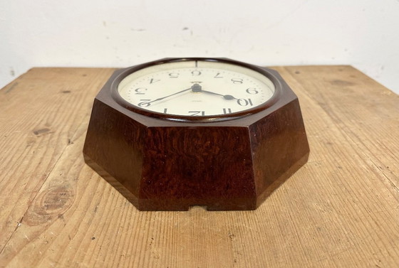 Image 1 of Bruine industriële bakelieten wandklok van Smith Electric, jaren 50