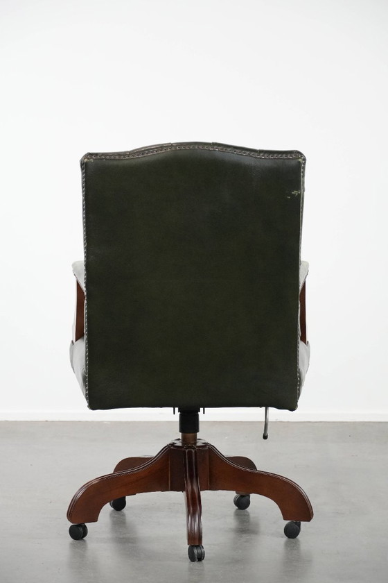 Image 1 of Sedia da ufficio Chesterfield in pelle di mucca verde scuro e legno in stile inglese su ruote
