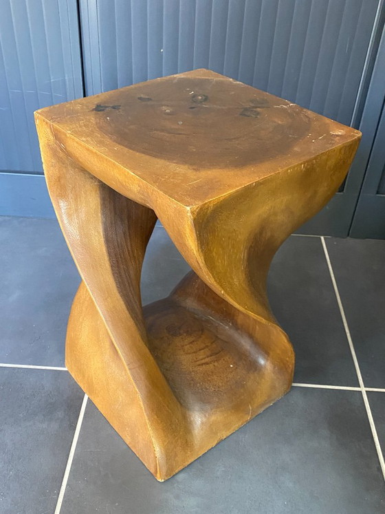 N2 Kruk van massief onbewerkt walnotenhout, uit één stuk gesneden, 1970 – Krukjes, Wood (photo 7 of 16)