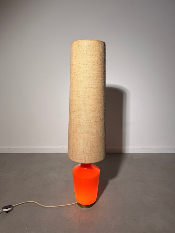 Vintage Doria Leuchten staande lamp van oranje glas met hoge stoffen kap. – Vloerlampen (photo 4 of 5)
