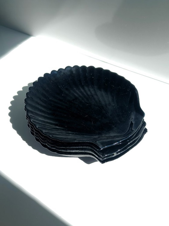 Image 1 of 5 piatti in vetro Arcoroc a forma di conchiglia, neri, stile vintage anni '80, ciotole da dessert Art Deco Revival