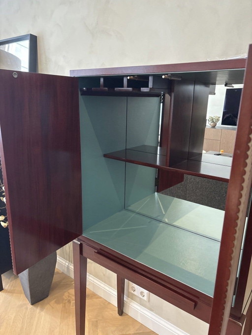 Getränkeschrank mit hohem Brett