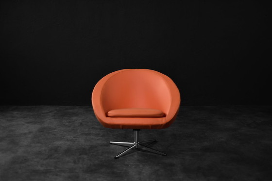 Image 1 of Fauteuil pivotant orange de style scandinave moderne vintage des années 1960
