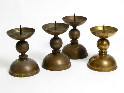 4 candelabros grandes y pesados de latón de una iglesia bávara de mediados de siglo