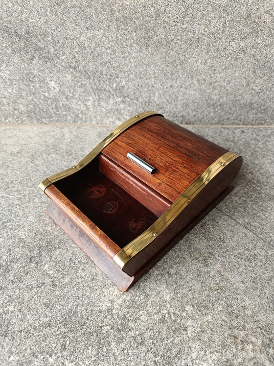 Image 1 of Vintage houten sigarettendoos / sigarettendispenser van hout en messing, Italië jaren 60.