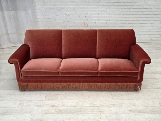 Image 1 of Sofá danés de 3 plazas, década de 1970, tapizado en terciopelo rosa salmón y madera de haya.