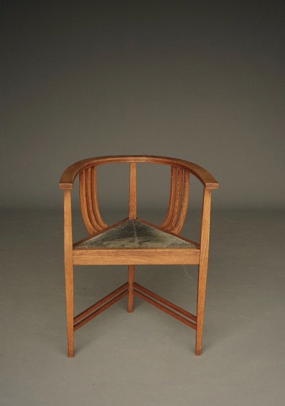 Image 1 of Bijzondere Art Deco stoel met drie poten. Jaren 1920.