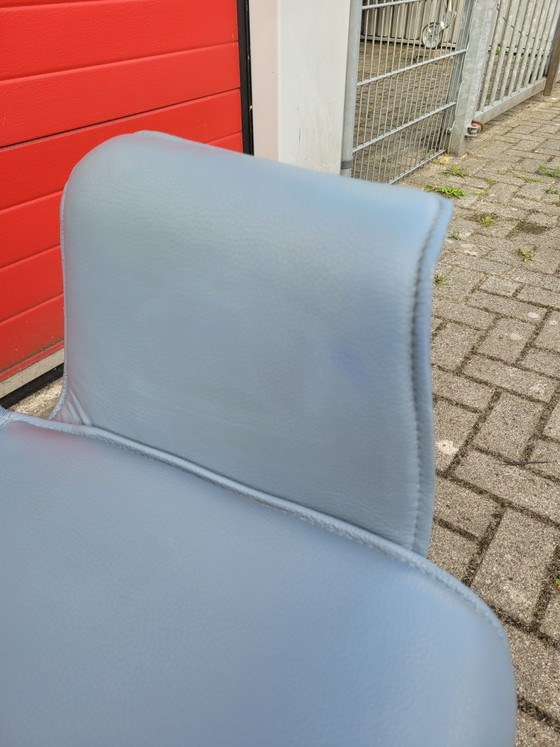 Image 1 of 2 lederen Bert Plantagie Blake eetkamerstoelen 1 met arm 1 zonder arm