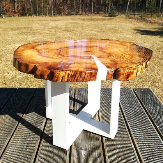 Image 1 of Colombie | Table basse artisanale en frêne avec résine époxy blanc perle