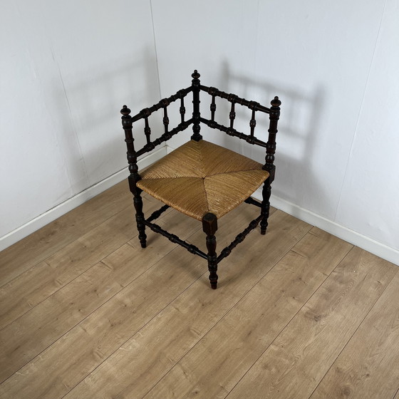 Image 1 of Sedia angolare in legno intagliato e paglia, fine XIX secolo