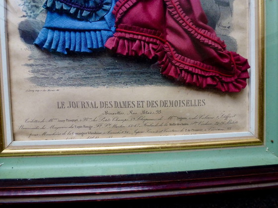 Splendida stampa di moda antica (circa 1880) con vero tessuto, incorniciata. – Litografie e stampe, Glass (photo 6 of 11)