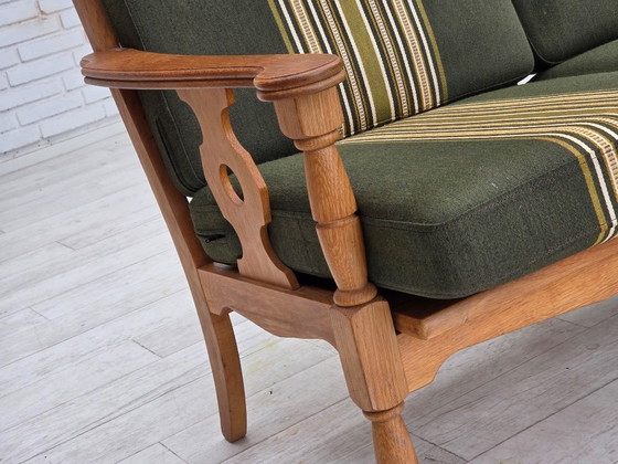 Image 1 of Deense driezitsbank uit de jaren 70, bekleed met groene meubelwol en gemaakt van massief eikenhout.