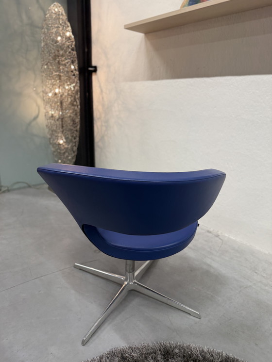 Image 1 of Sillón giratorio Varier Peel Club de cuero azul