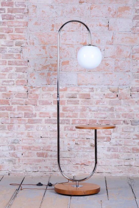 Gerestaureerde Bauhaus-staande lamp van Robert Slezak, eikenhout, chroom, glas, Tsjechisch, jaren 1930. (photo 5 of 9)