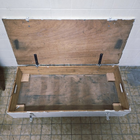 Image 1 of Weiße Holzkiste auf Rädern