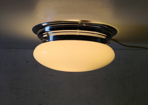 Bauhaus Deckenleuchte oder Wandleuchte Opalglas Kugel und verchromtes Metall - Mitte 20. Jh.