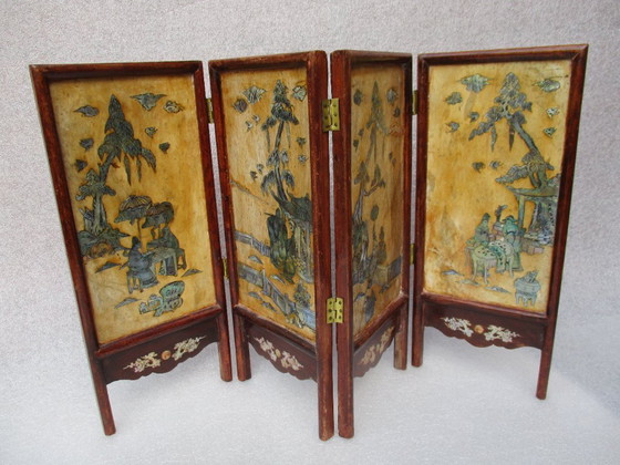 Image 1 of Chinese tafelscherm, ingelegd met parelmoer in stenen antieke panelen.