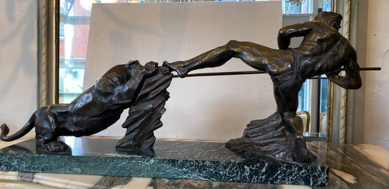 Image 1 of Bronzeskulptur „Mann mit Panther“ – P. Berjean (Art-Deco-Stil)