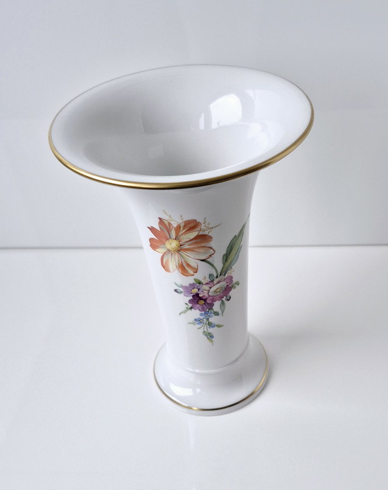 Image 1 of Vaso KPM Berlin, decorazione floreale con bordi dorati, dipinto a mano, 19,3 cm