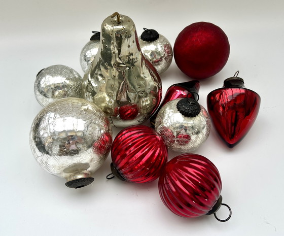 Image 1 of 1. Vintage glazen kerstballenset in rood en zilver