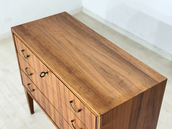 Image 1 of Commode style années 60 – Meuble vasque vintage en noyer avec poignées en laiton