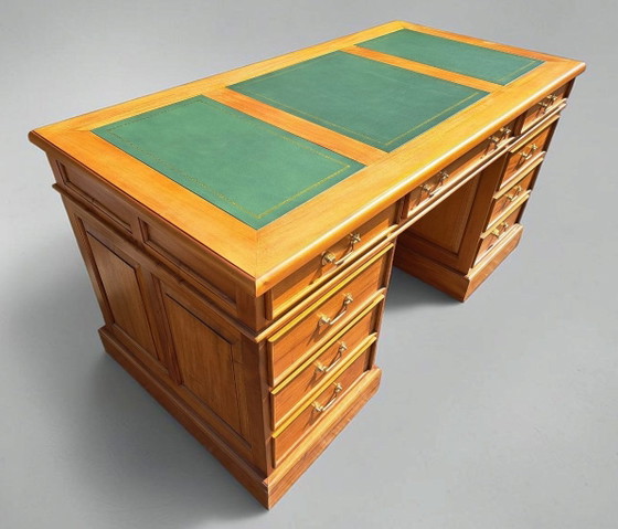 Escritorio inglés clásico con incrustación de cuero en estado nuevo, dimensiones 150x75 y 76cm de alto. (photo 4 of 5)