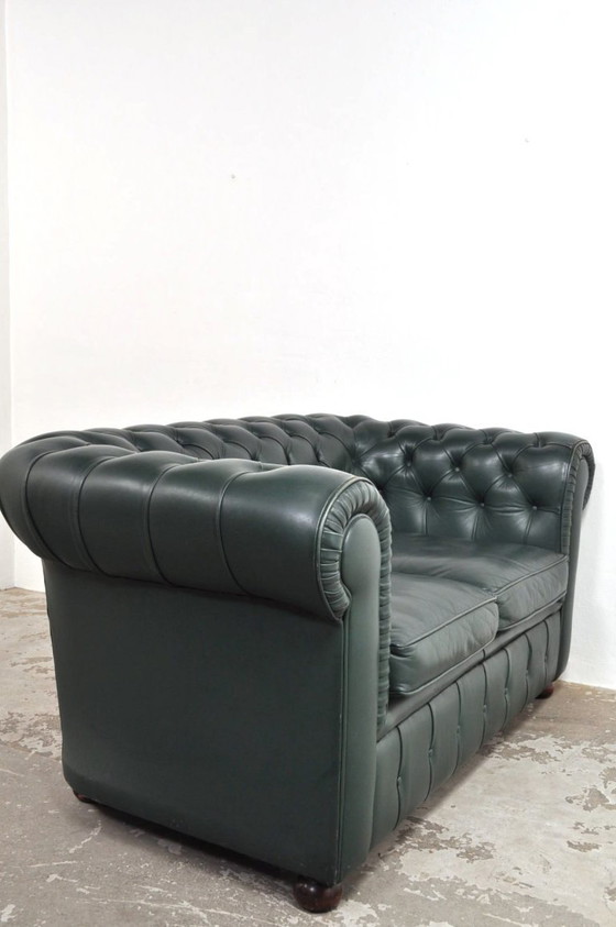 Image 1 of Sofá Chesterfield de dos plazas de época