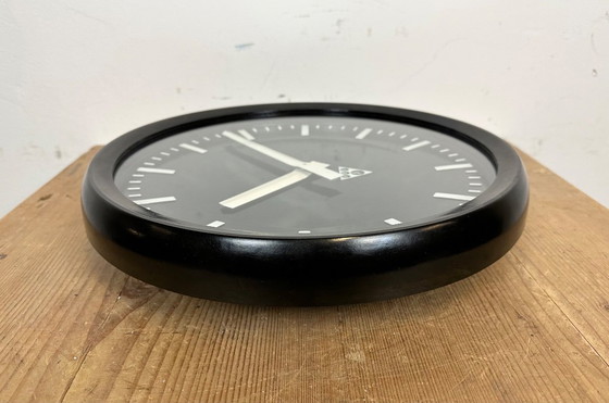 Image 1 of Orologio da parete industriale in bachelite di Pragotron, anni '70