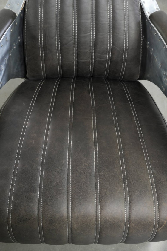 Image 1 of 2x robuste, industrietaugliche Sessel im Aviator-Design aus schwarzem Rindsleder mit Aluminiumverzierungen und Nieten