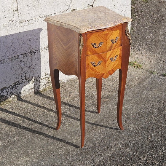 Image 1 of Comodino vintage francese intarsiato - Comodino in marmo e legno - Stile Luigi XV - Anni '70