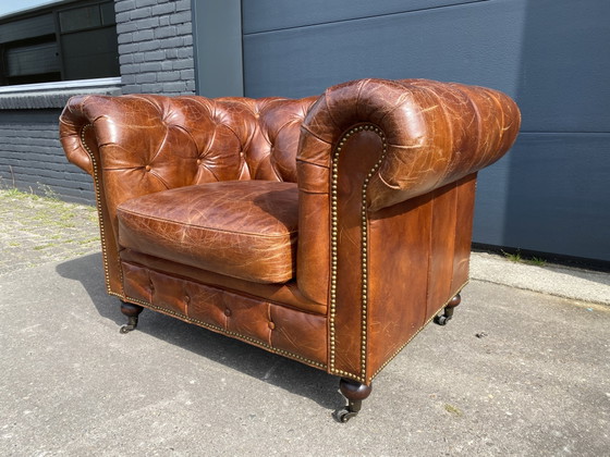 Image 1 of Bellissima e robusta poltrona Chesterfield inglese, sigari, cognac