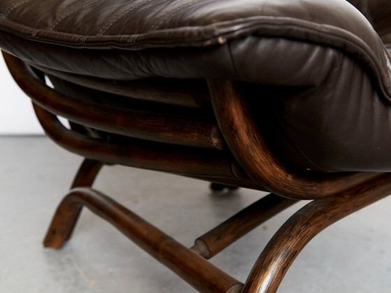 Image 1 of Fauteuil en voetenbank van bamboe en leer