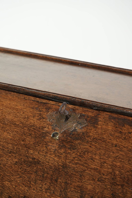 Image 1 of Prachtig antieke Engelse eikenhouten secretaire uit begin 18e eeuw met een mooi, sierlijk en elegant gebogen interieur