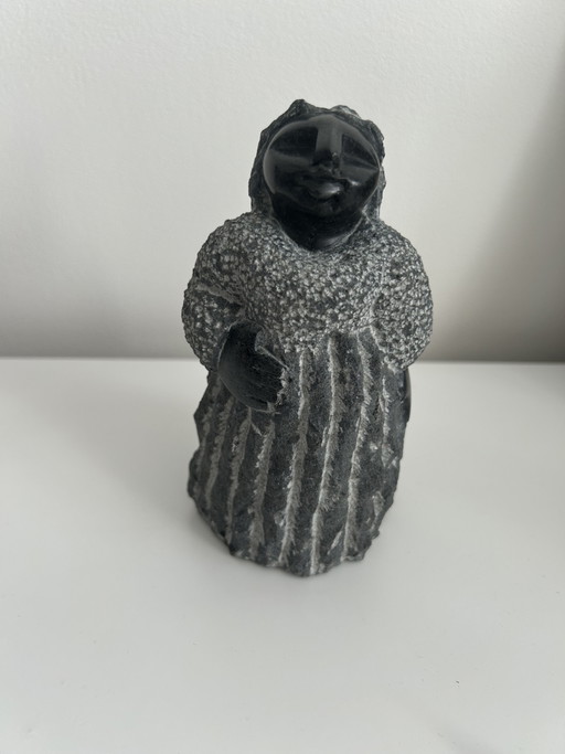Scultura Shona originale in pietra serpentina – « Proud Lady » di Aron Kapembeza, nipote di Colleen Madamombe