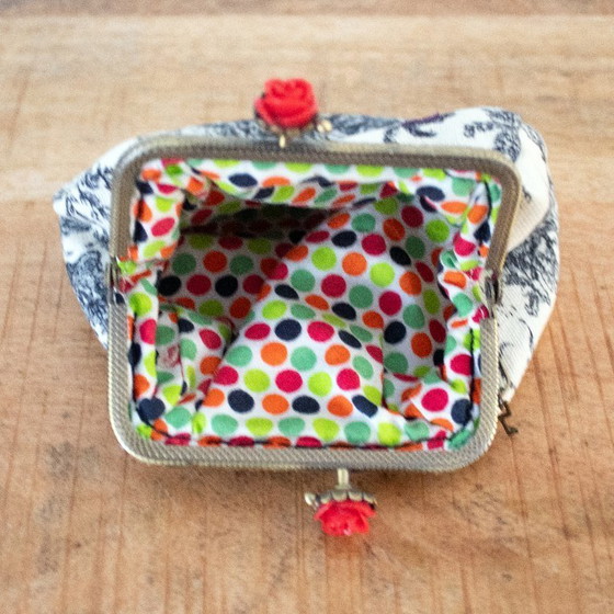 Image 1 of Portefeuille Toile de Jouy, trousse à maquillage à motif baroque et fermoir rose