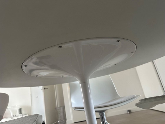 Image 1 of Table de salle à manger ronde blanche Arper Eolo 137 cm