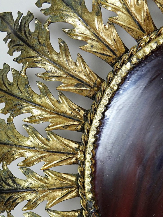 Image 1 of Gran espejo mural italiano con forma de sol radiante, de metal dorado, años 60-70.