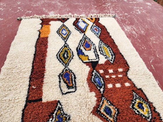 Image 1 of Vintage Beni Ouarain tapijt 244x150 cm – Handgemaakt Marokkaans wollen tapijt – Kleurrijk Berbers tribal design
