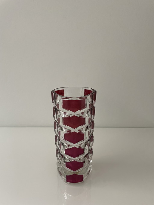 Vase vintage triangulaire en verre taillé avec motifs hexagonaux rouges