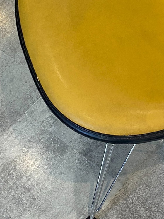 Image 1 of Sedia vintage anni '50/'60/'70 di Eames Herman Miller in fibra di vetro rivestita in vinile giallo.