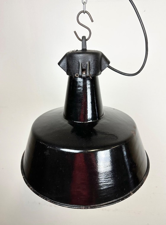 Image 1 of Industrielle Fabriklampe aus schwarzem Emaille mit gusseisernem Aufsatz, 1960er Jahre