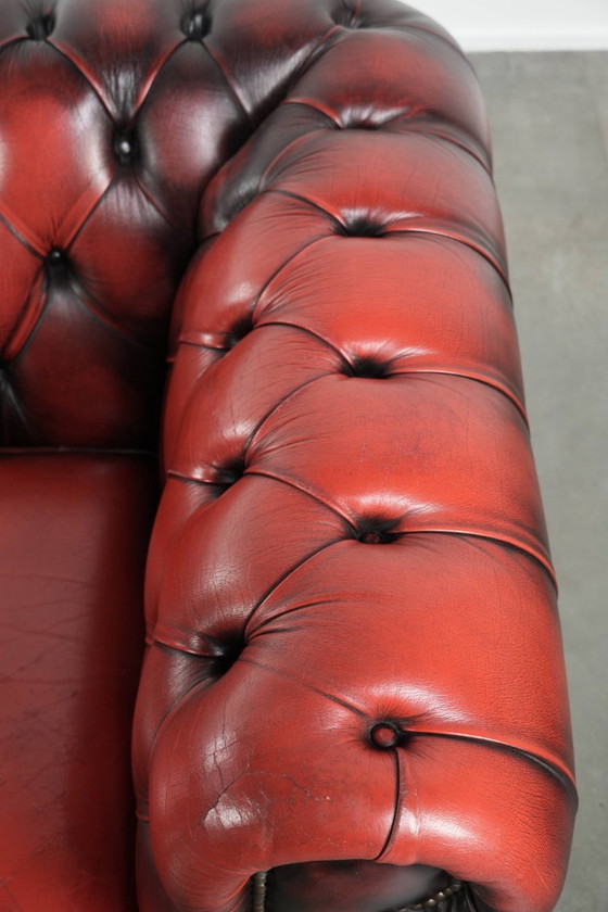 Image 1 of Englisches Chesterfield-Sofa, 2,5-/3-Sitzer, aus Rindsleder in luxuriösem Rot