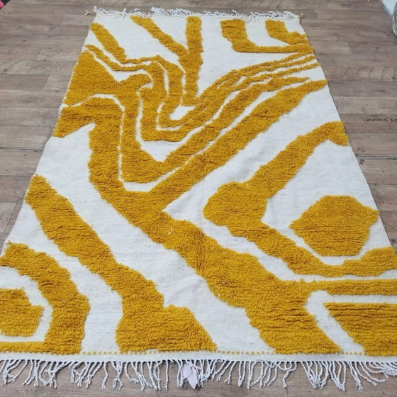 Image 1 of Natürlicher goldener Berberteppich aus Wolle – Boho-Chic, handgewebtes Unikat (255 × 160 cm)
