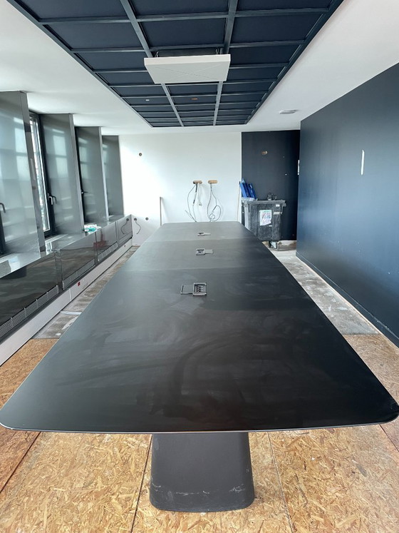 Image 1 of Mesa de reuniones en clase - 16/18 personas