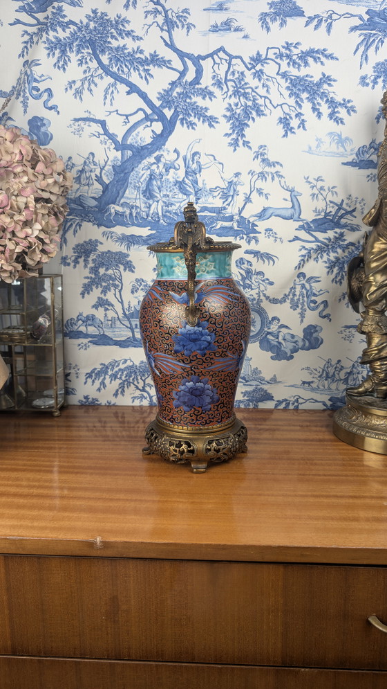 Image 1 of Jarrón balaustre japonés Hichozan Shinpo Porcelana de Arita y bronce Periodo Edo tardío (1830-1850)