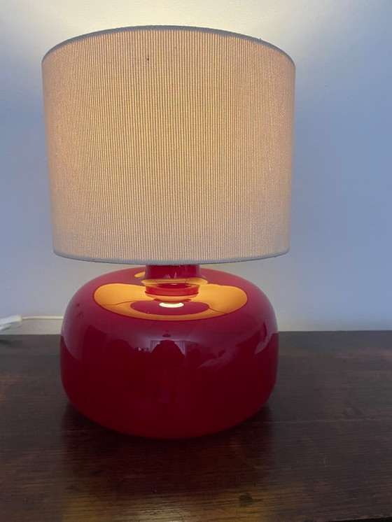 Image 1 of Lampada da tavolo IKEA modello B0211, design anni '90. Base in vetro rosso con paralume in tessuto.