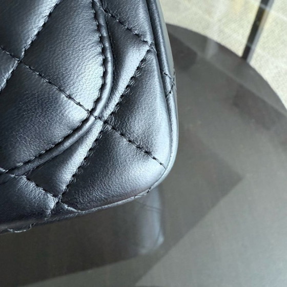 Image 1 of Borsa Chanel Classic Flap Mini Square - 17 cm in pelle di agnello trapuntata nera con finiture argentate, serie 26