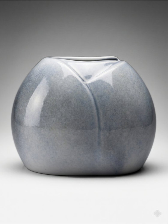 Image 1 of Virebent vaas van blauw verlopend porselein met landschaps- en vogeldecoratie.