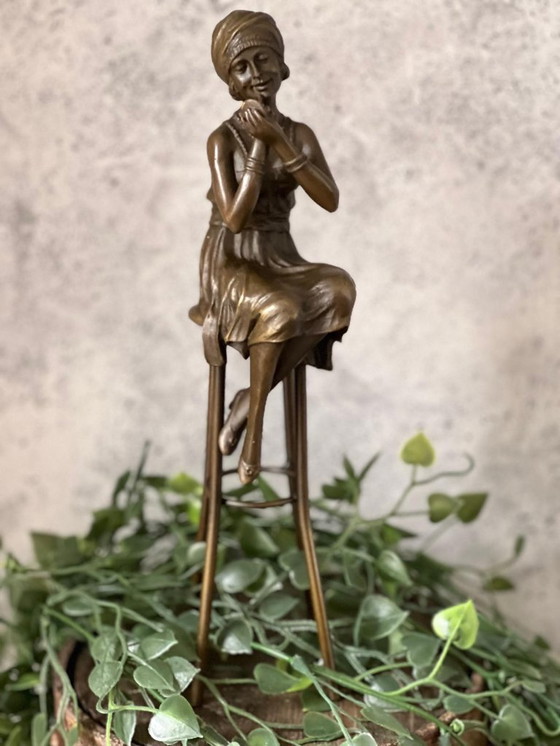 Image 1 of Bronzestatue – Elegante Dame auf einem Hocker im Charleston-Stil