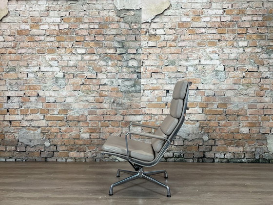 Vitra EA222 Soft Pad – Armchairs, Leather (photo 3 of 15)